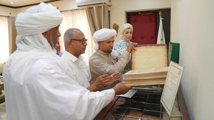 The Minister of Culture hands over a rare copy of the Ottoman Qur’an to the sheikh of Al-Zawiya Al-Bakriya in Tantit and notables from the state of Adrar
