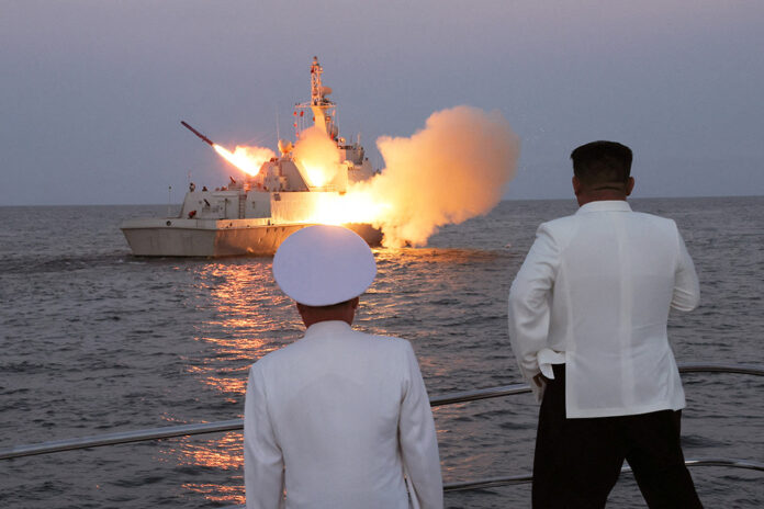 زعيم كوريا الديمقراطية يشرف على اختبار لإطلاق صواريخ