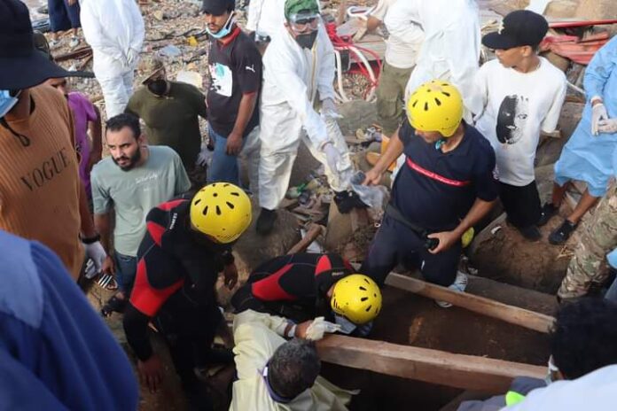 الحماية المدنية الجزائرية تنتشل 11 جثة من تحت الأنقاض في ليبيا