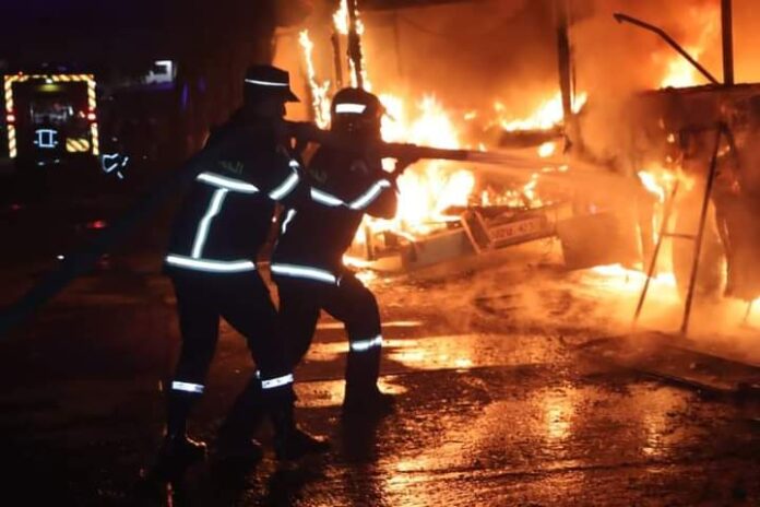 العاصمة.. اندلاع حريق بمستودع لتوقف الحافلات وإنقاذ 41 حافلة من النيران