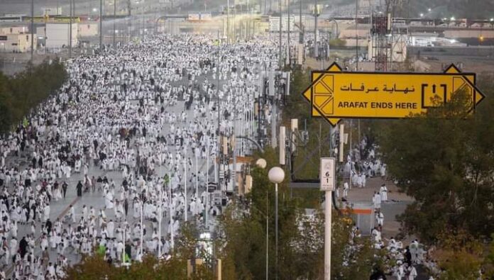 أكثر من مليوني حاج يقفون بعرفة لأداء ركن الحج الأعظم