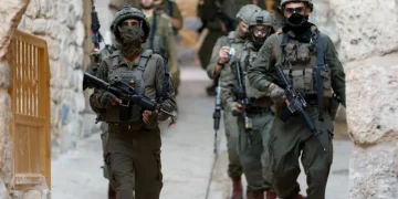 الاحتلال يعزل 80% من أراضيها.. ماذا يحدث في قرية مخماس بالقدس؟