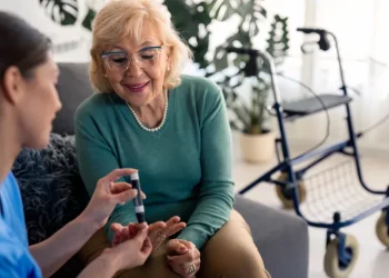 هل يعالج الأطباء الأسباب الجذرية للأمراض أم يكتفون بعلاج الأعراض؟